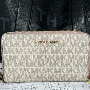 Selling a Michael Kors bag it’s white from the outside and pink from the inside